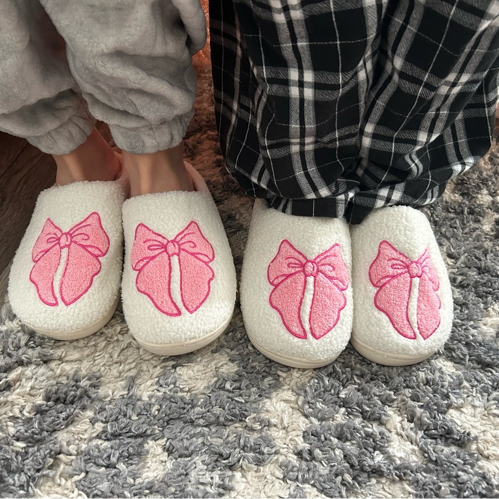 These bow slippers are so cute! 

S/M fits a 5/6
M/L fits a 7/8